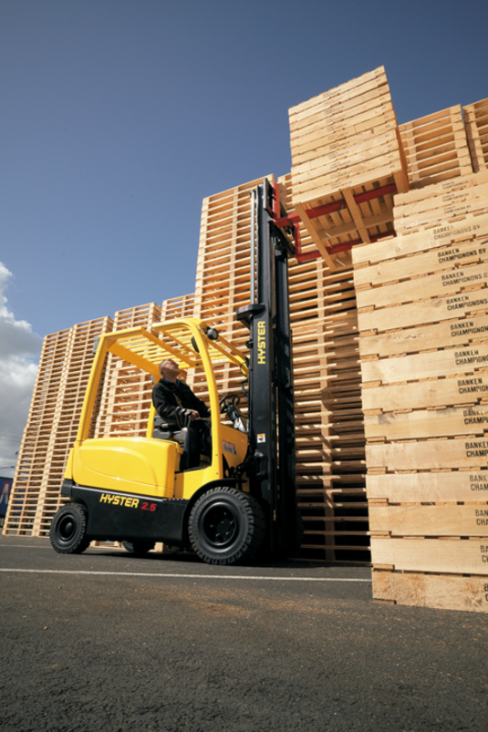 J2_2-3_5XN-Electric-Counterbalanced-Forklift-Truck-App4